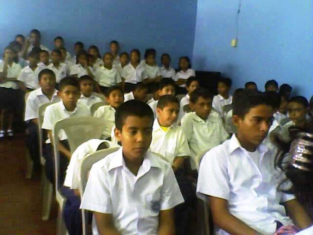 Estudiantes atentos en inauguracion de año escolar